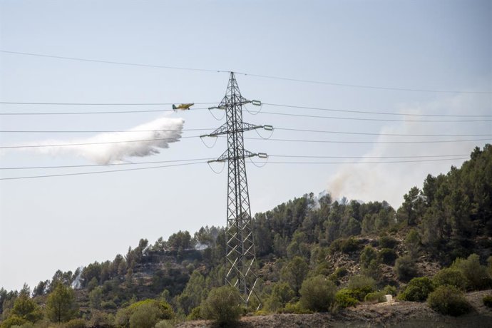 Un helicpter treballa en l'extinció d'un nou incendi prop de l'antic abocador del Pont de Vilomara, a 18 de juliol de 2022, Barcelona, Catalunya (Espanya). Segons han informat els Bombers, aquest nou incendi s'ha iniciat, per motius que s'in