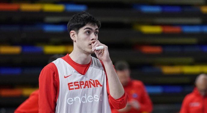 Archivo - Edgar Vicedo entrenando con la selección española.