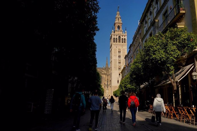 Archivo - Giralda desde Mateos Gago, a 26 de abril de 2022, en Sevilla, Andalucía (España)