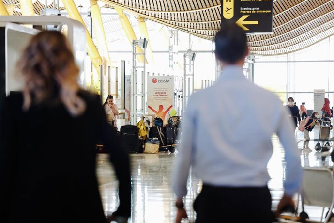 Pasajeros con sus maletas (archivo)