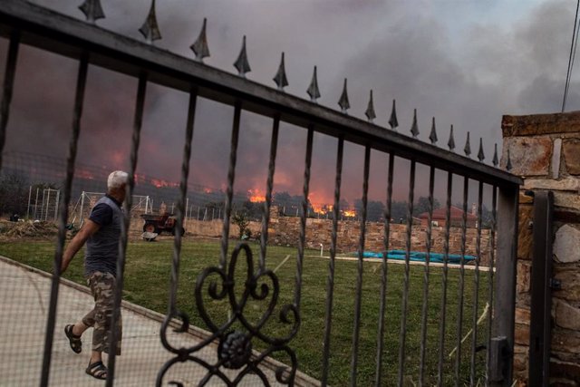 Un vecino observa las llamas del incendio de Losacio.