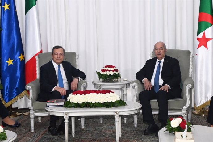 El presidente de Argelia, Abdelmayid Tebune, y el primer ministro italiano, Mario Draghi, en Argel
