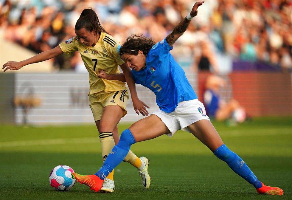 La jugadora belga Hannah Eurlings compite por un balón ante la italiana Elena Linari, en el último partido de la fase de grupos de la Eurocopa femenina 2022.