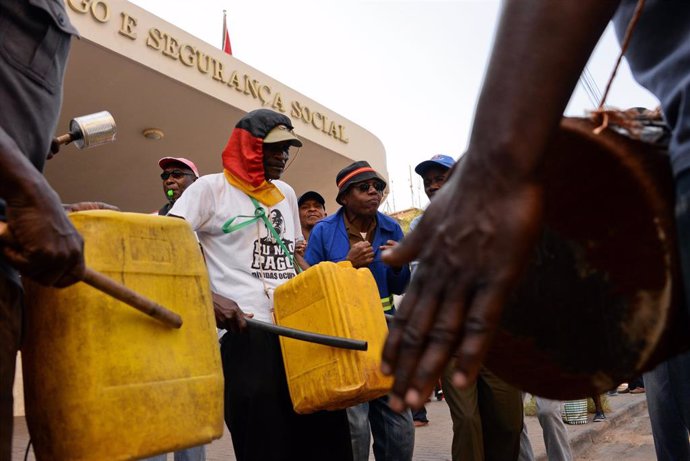 ARCHIVO - 04 de septiembre de 2019, Mozambique, Maputo: Los antiguos trabajadores contratados de Alemania Oriental en Mozambique protestan frente al Ministerio de Trabajo en Maputo. Foto: Gioia Forster/dpa