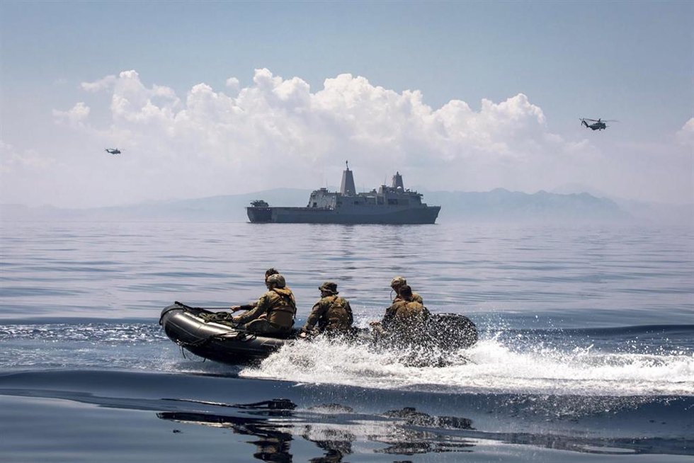 Archivo - Marines del Cuerpo de Marines de EE.UU., adscritos a la 22 Unidad Expedicionaria de Marines, regresan al buque de transporte anfibio de clase San Antonio USS Arlington (LPD 24) en una embarcación de asalto de goma de combate