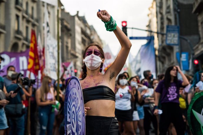 Archivo - Convocadas por el colectivo Ni una Menos varias mujeres participan en una manifestación que ha partido del Congreso, en Buenos Aires (Argentina), a 8 de marzo de 2021.