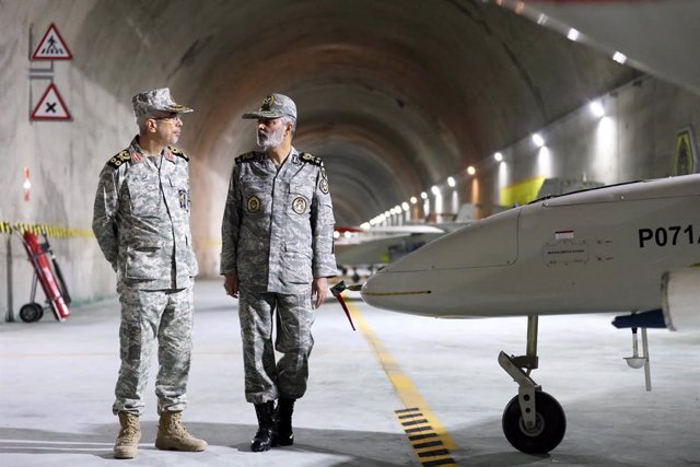 Archivo - 28 de mayo de 2022, Irán: El comandante en jefe del Ejército iraní, el general de división Abdolrahim Musavi, y el jefe del Estado Mayor de las Fuerzas Armadas, el general de división Mohammad Bagheri, visitan una base subterránea de drones