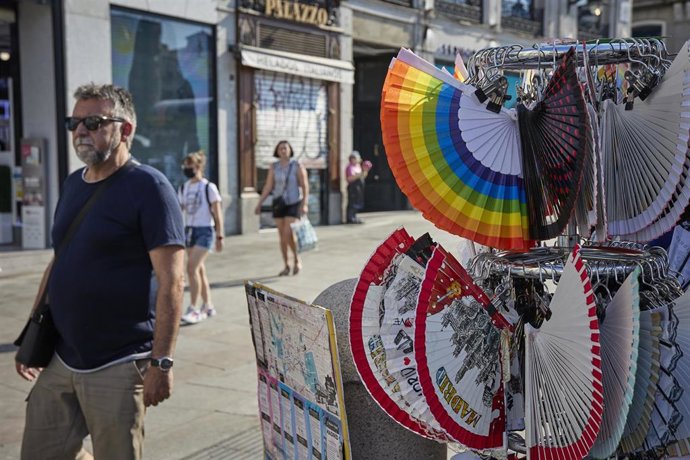 Varios abanicos en un quiosco en Gran Vía