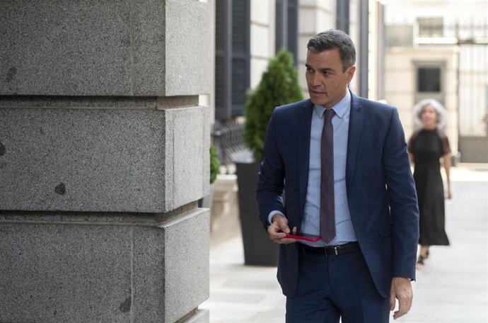 El presidente del Gobierno de España, Pedro Sánchez, llega a una sesión extraordinaria en el Congreso de los Diputados, a 13 de julio de 2022, en Madrid (España). 