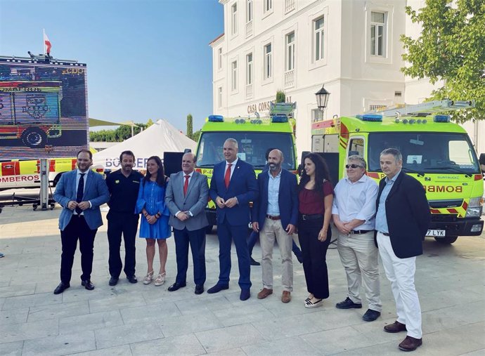 El acto de entrega ha contado con la presencia del presidente del Consorcio de Bomberos de la Provincia, Francisco Vaca;  presidente de la Diputación Provincial gaditana y alcalde de San Roque, Juan Carlos Ruiz Boix, y otras instituciones de la comarca.