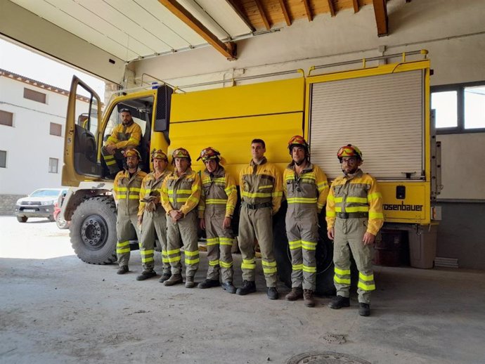 Bomberos forestales riojanos guardan un minuto de silencio por el compañero fallecido en el incendio de Zamora