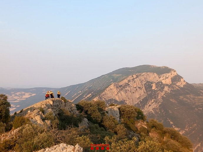 Los Bombers trabajan en el incendio de ger (Lleida)