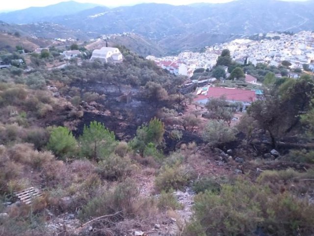 Incendio forestal, ya extinguido en Cómpeta. En la imagen, las viviendas cercanas a la zona del fuego.