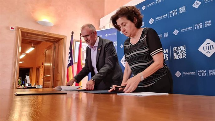 El rector de la UIB, Jaume Carot, junto a la conselera de Asuntos Sociales, Fina Santiago