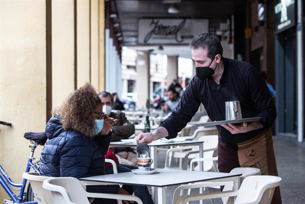 Archivo - Un camarero sirve un café a una clienta en la Cafetería Tristana, 