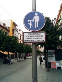 Sevilla señaliza con franjas horarias el carril bici de San Jacinto para la convivencia de peatones y ciclistas