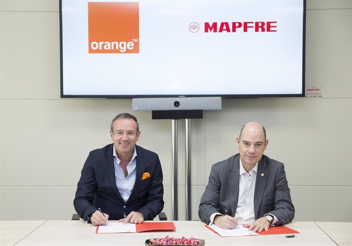 El consejero delegado de Orange España, Jean Franois Fallacher, y el vicepresidente de Mapfre y consejero delegado de la firma en Iberia, José Manuel Inchausti, en la sede de la aseguradora en Majadahonda (Madrid).