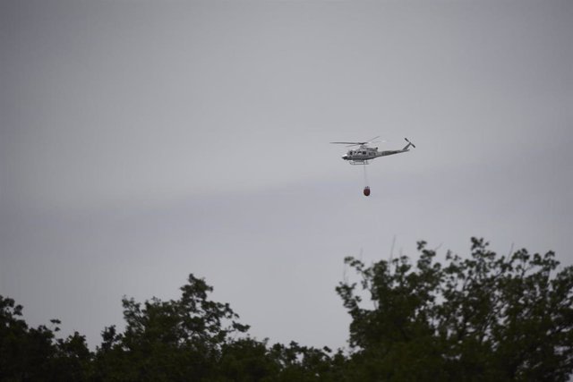 Imagen de archivo de un helicóptero en labores de extinción de incendios en Navarra.