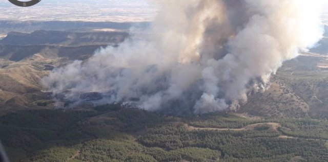 Imagen del incendio forestal de Ateca a primera hora de la tarde de este lunes.