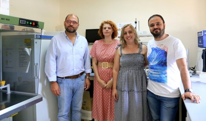Desde la izquierda, los investigadores Enrique Quesada, Inmaculada Garrido, Antonia Romero y Meelad Yousef.