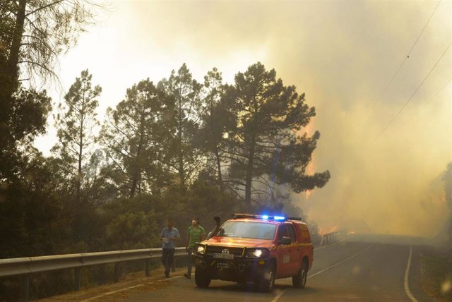 Un coche de bomberos en una de las carreteras que dan al incendio en O Barco de Valdeorras (Orense).