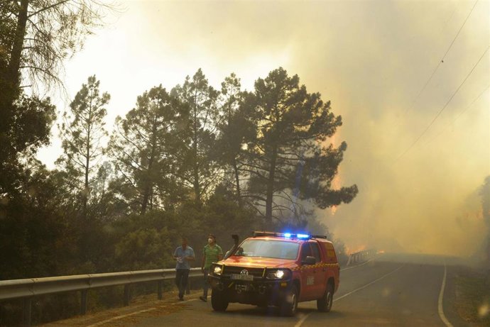 Un coche de bombeiros nunha das estradas que dan ao incendio, a 18 de xullo de 2022, no Barco de Valdeorras, Ourense, Galicia (España). A superficie arrasada polos principais incendios rexistrados en Galicia xa supera as 9.000 hectáreas, segundo