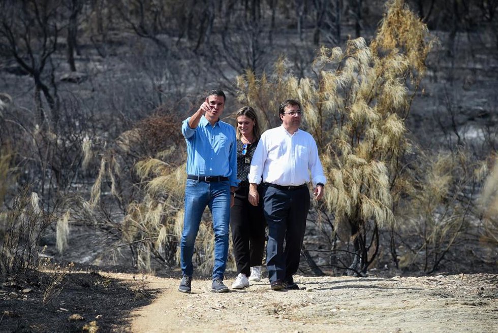 Pedro Sánchez y Fernández Vara visitan la zona de los incendios en Casas de Miravete, este pasado lunes