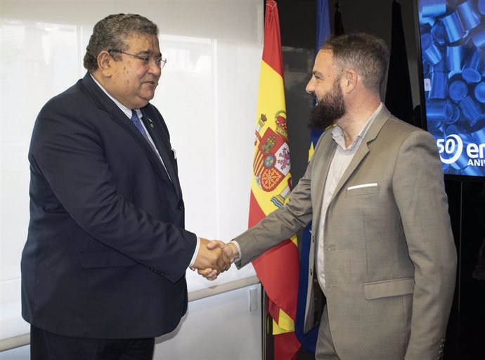 El presidente del Grupo ENUSA, Mariano Moreno, estrechando la mano del presidente de Indústrias Nucleares do Brasil, Carlos Freire.  