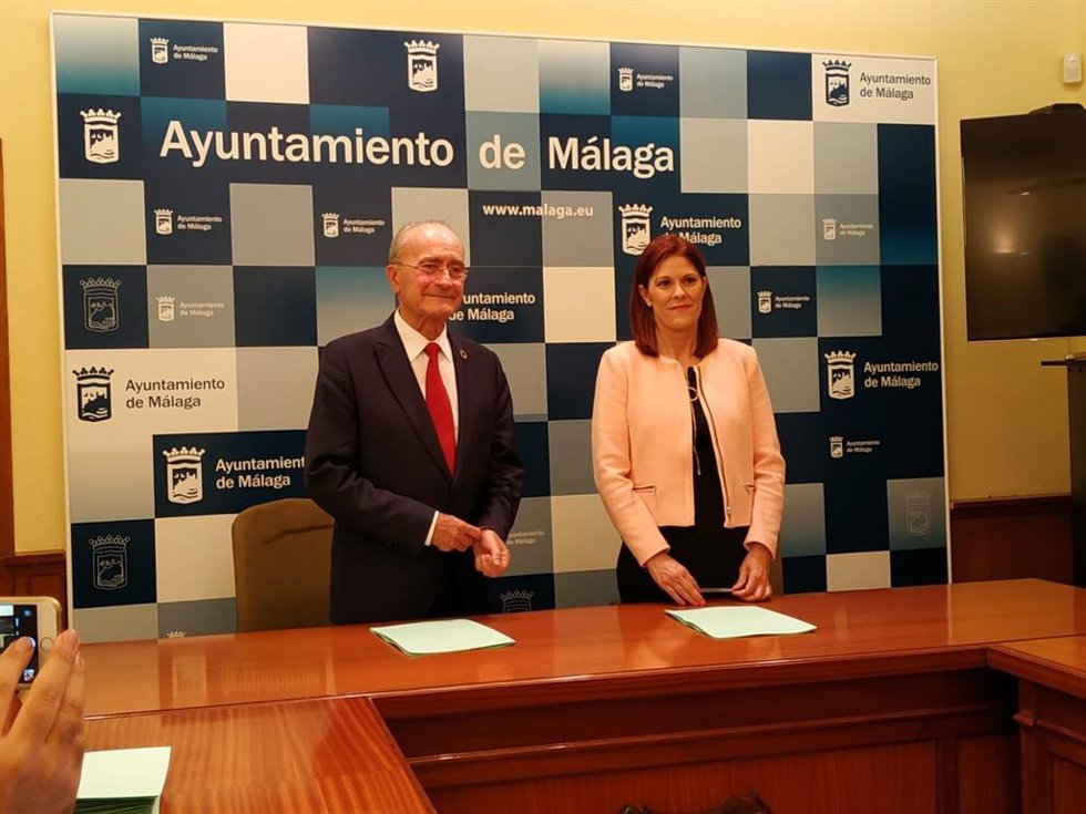 Archivo - El alcalde de Málaga, Francisco de  la Torre y la portavoz de Cs en el Ayuntamiento de Málaga, Noelia  Losada.
