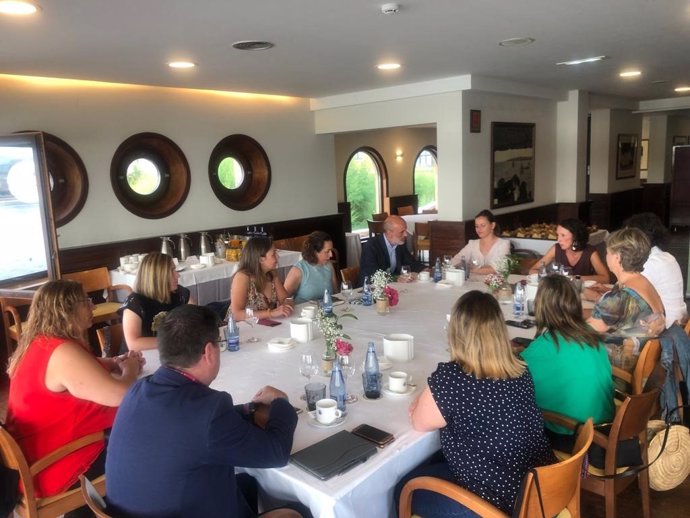 Desayuno de trabajo entre la consejera de Derechos Sociales y Bienestar del Principado, Melania Álvarez, y representantes de la Asociación de Empresas Sociosanitarias del Principado de Asturias, en el Real Club Astur de Regatas, en Gijón