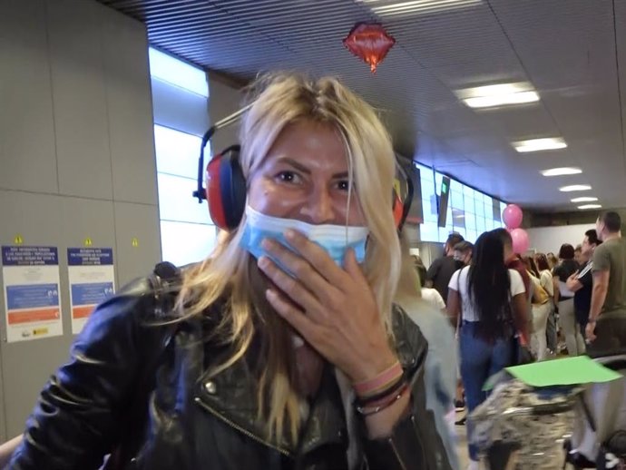 Ana luque llega al aeropuerto de Madrid