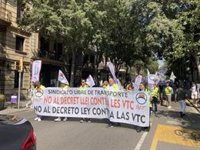 Una cincuentena de VTC marchan en Barcelona contra el decreto ley del Govern