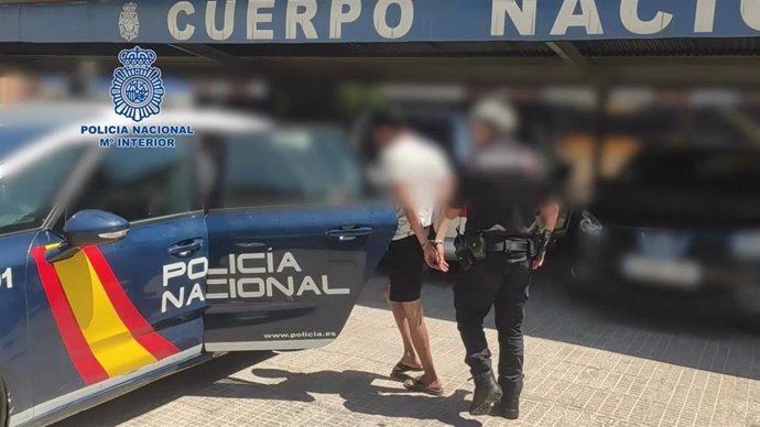 Imagen del detenido, custodiado por la Policía Nacional