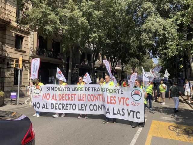 Manifestació d'uns quants VTC a Barcelona contra el decret llei del Govern