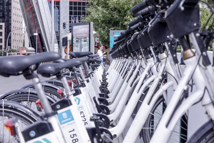 Archivo - Bicicletas ancladas en Plaza de Castilla  