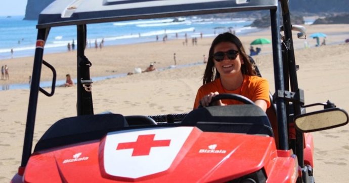 Socorrista de Cruz Roja en una playa de Bizkaia.