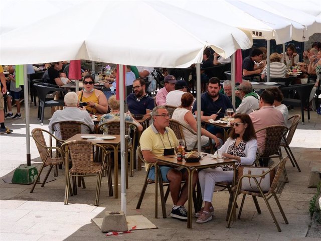 Archivo - Varias personas en la terraza de un restaurante el día en que el TSXG declara nula la petición de certificado Covid para entrar en hostelería, a 12 de agosto de 2021, en Santiago de Compostela, A Coruña, Galicia.
