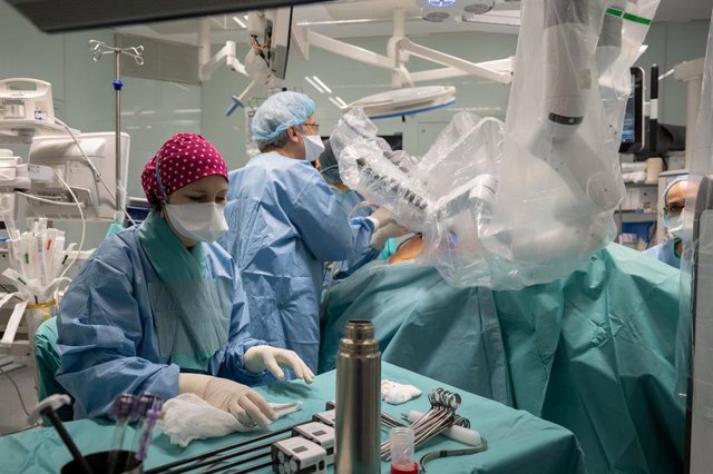 Archivo - Imatge de la intervenció que han dut a terme professionals de l'Hospital Clínic