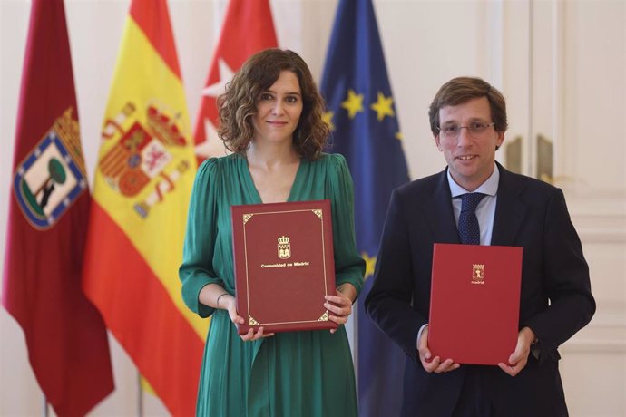 La presidenta de la Comunidad de Madrid, Isabel Díaz Ayuso, durante la firma de un convenio con el alcalde de Madrid, José Luis Martínez-Almeida, en la Real Casa de Correos, a 19 de julio de 2022, en Madrid (España). Ayuntamiento y Comunidad de Madrid f