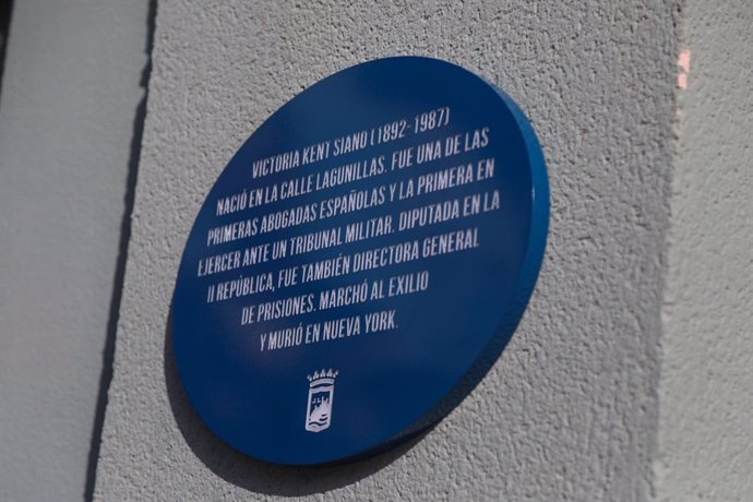 El Ayuntamiento de Málaga rinde homenaje a Victoria Kent, una de las abogadas pioneras en España y la primera en intervenir en un tribunal militar con una placa en el edificio donde nació