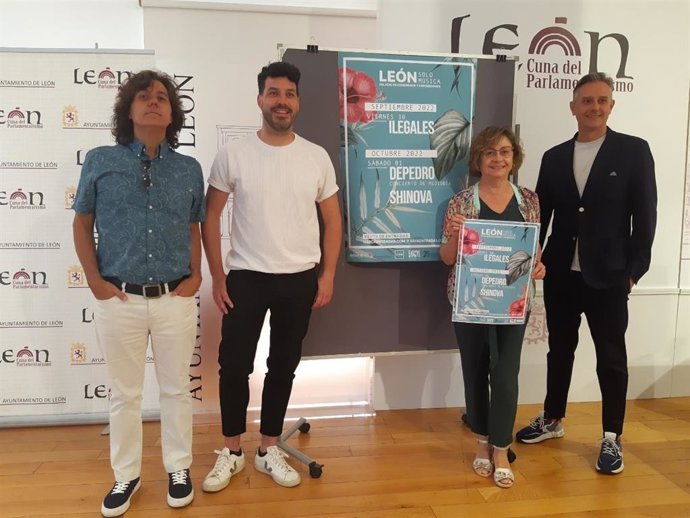 La concejal  Evelia Fernández presenta el Festival León Solo Música acompañada por el director de Artisti-k producciones, Jesús Marcos, el director de comunicaciones de Artisti-k producciones, Roberto Terne, y el gerente de El Gran Café, Guillermo Mateo.
