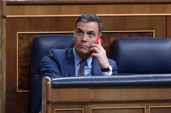 El presidente del Gobierno, Pedro Sánchez, habla por el teléfono, en una sesión extraordinaria en el Congreso de los Diputados, a 13 de julio de 2022, en Madrid (España). Esta sesión tiene lugar tras el Debate del Estado de la Nación siete años después 