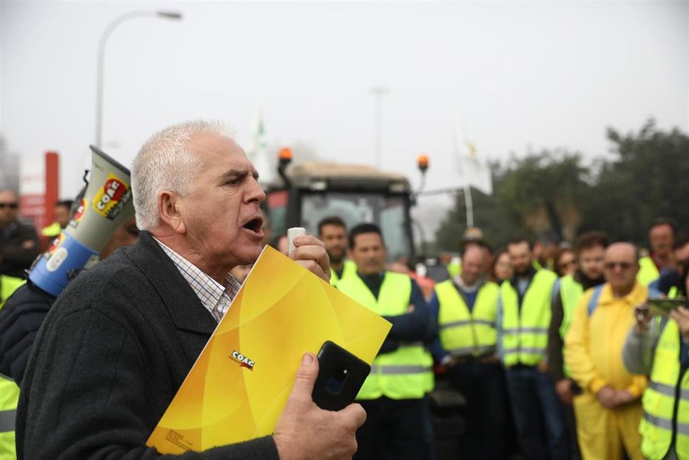 Archivo - El secretario general de COAG, Miguel López, dirigiéndose a los agricultores concentrados en Sevilla en protesta por los bajos precios. Imagen de archivo.