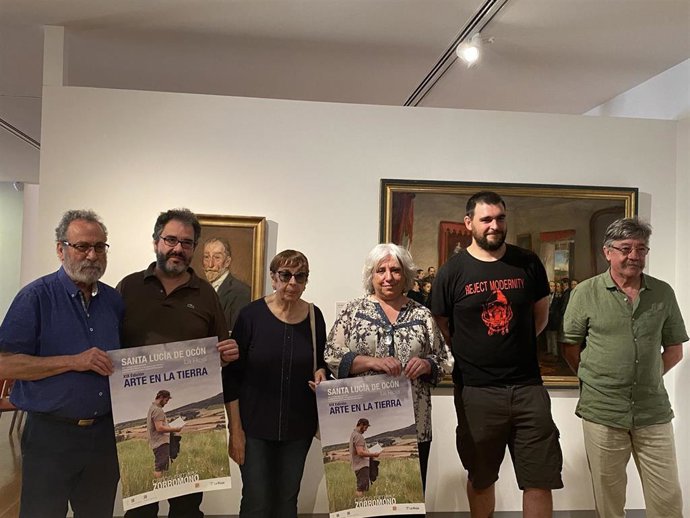 La directora general de Cultura, Ana Zabalegui, y los promotores del festival, Rosa Castellot y Félix Reyes, junto al artista protagonista del festival, Carlos Ramírez