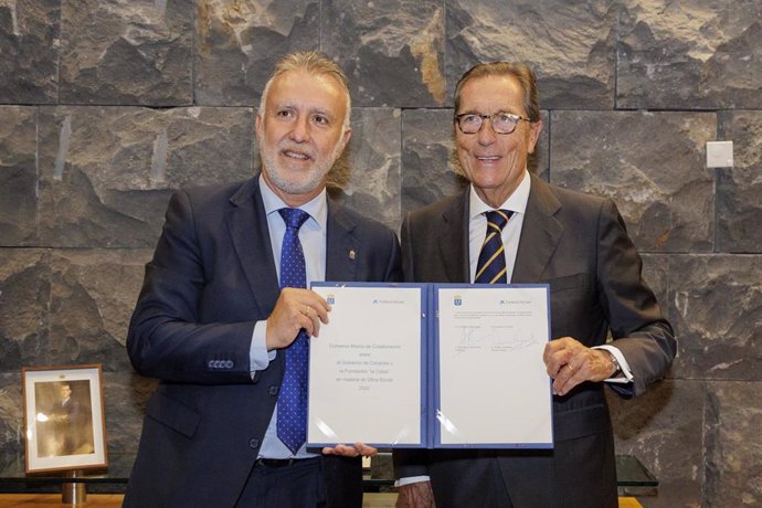 El presidente del Gobierno de Canarias, Ángel Víctor Torres, y el director general de la Fundación 'la Caixa', Antonio Vila Bertrán