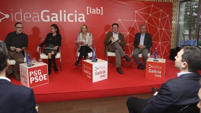 Archivo - El nuevo fiscal general del Estado, Álvaro García, participa en un acto de campaña junto a los socialistas gallegos.