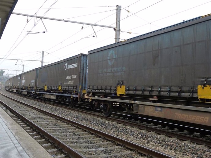 Archivo - Tren de mercancías, transporte ferroviario
