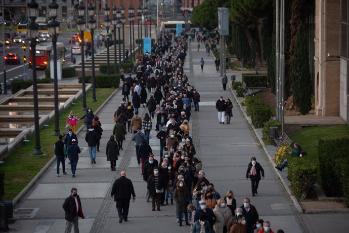 Un grupo de personas esperan a recibir la tercera dosis de la vacuna contra el Covid-19, en la Fira de Barcelona, a 15 de diciembre de 2021, en Barcelona, Catalunya (España).