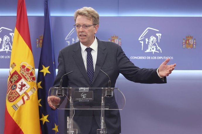El portavoz del PDeCAT en el Congreso, Ferran Bel, ofrece una rueda de prensa en el Congreso 