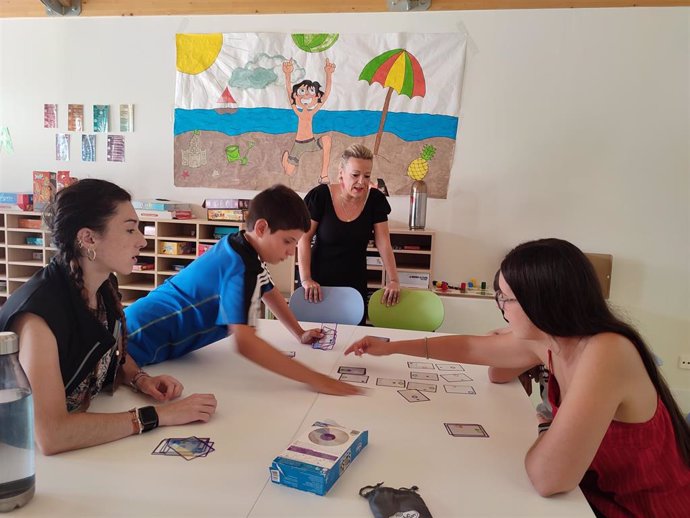 La concejala Beatriz Nalda visita el Centro Infanto-Juvenil municipal La Atalaya, en Valdegastea